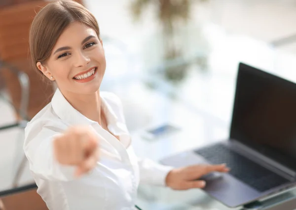 Retrato de cerca de la joven mujer de negocios en el lugar de trabajo —  Fotos de Stock