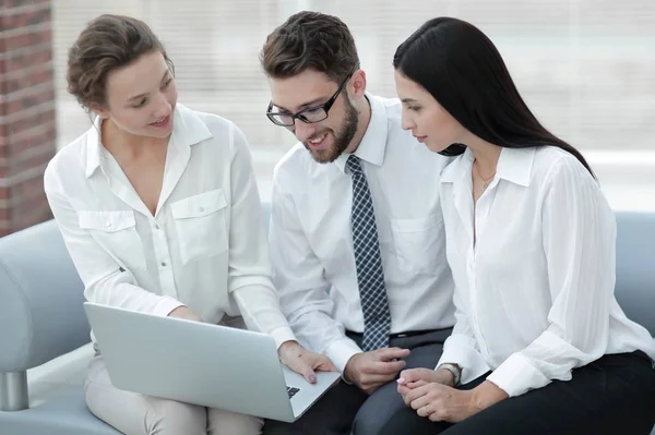 Business-team ser på informationen på den bärbara datorn — Stockfoto