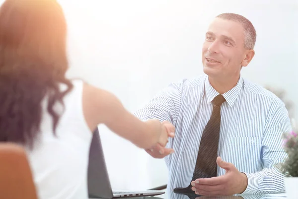 Closeup.handshake Gerente e cliente — Fotografia de Stock