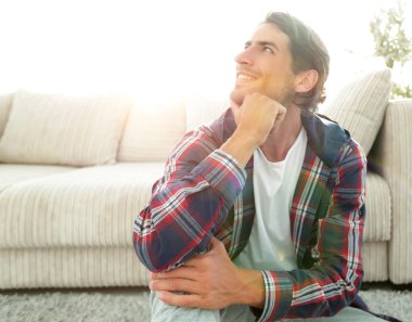 yeni bir daire içinde halı üzerinde mutlu bir adam Close-Up.