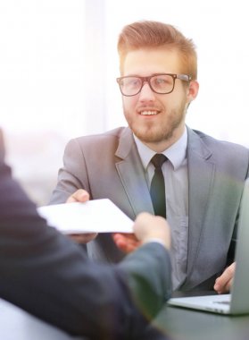 portre. bir iş adamı elinde belge