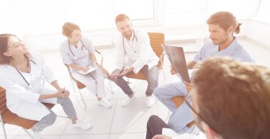 Doktorlar ofiste oturan bir x-ışını, tartışmak.