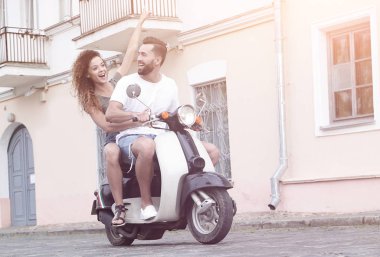 Mutlu çift retro motosiklet sürme tam uzunlukta yan görünüm