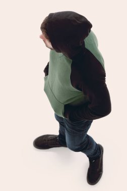 Yukarıdan görüntüleyin. Hipster aşağı bakıyor bir kukuleta ile ceket