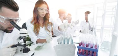 Bilim adamları laboratuarda test tüpleri ile incelenmesi.