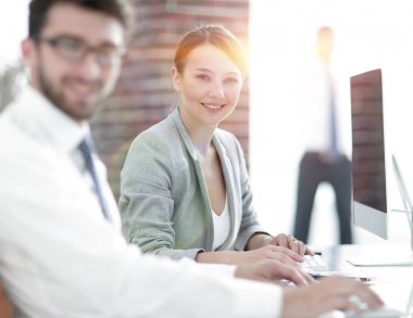 portre. iş kadını asistanı ile