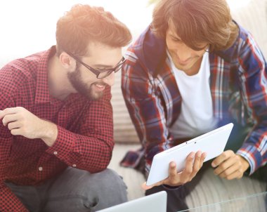 iki creative web tasarımcıları bir tablet ve bir dizüstü bilgisayar ile çalışma.