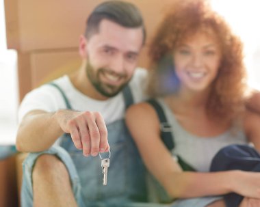 Karton kutu bir arka plan üzerinde genç bir çiftin yakın çekim