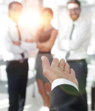 arka view.closeup. bir el sıkışma için el uzatarak işadamı.