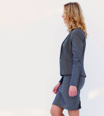 modern kadın güvenle ileriye uzun adımlarla