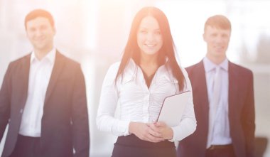 ofiste genç profesyonelleri ekip