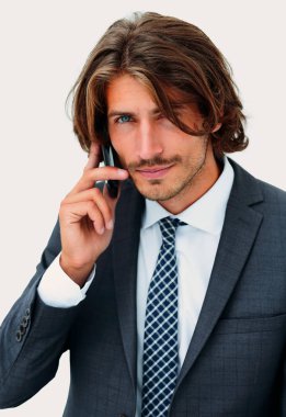 genç adam beyaz zemin üzerinde bir telefon dinleme