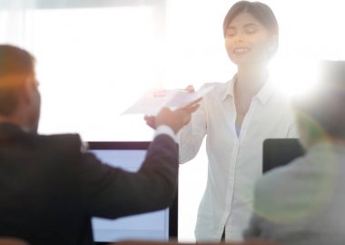 üst düzey yönetici, çalışanın finansal veriler belgeyle teslim.