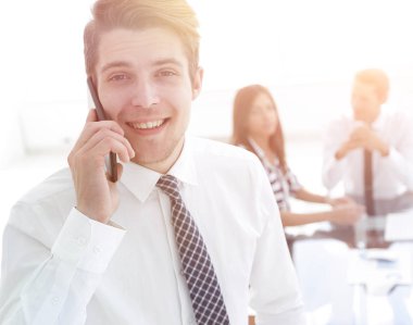 İş adamı cep telefonuyla konuşuyor..