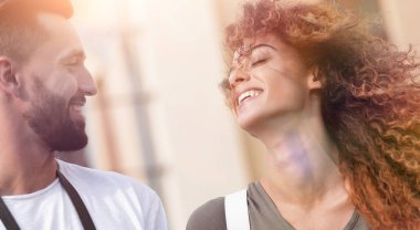 Gülümseyen mutlu turistler yürüyor ve manzaranın tadını çıkarıyor