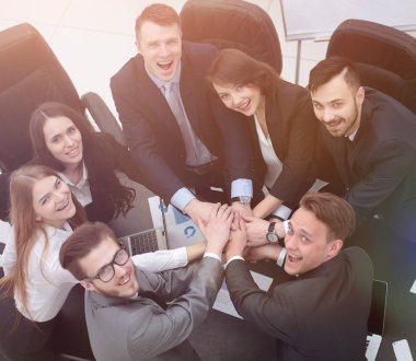 iş takım birlikte masada sıktı elleri ile