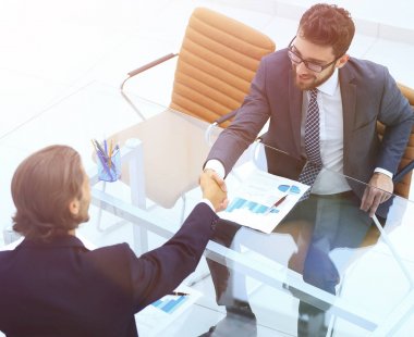 karşılıklı onların masada oturan iş ortakları