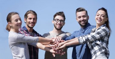 Genç Kişilik ekibin birlik gösterir.