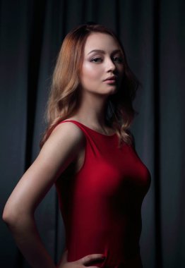 Siyah bir arka plan üzerinde poz Kırmızı elbiseli çekici esmer.