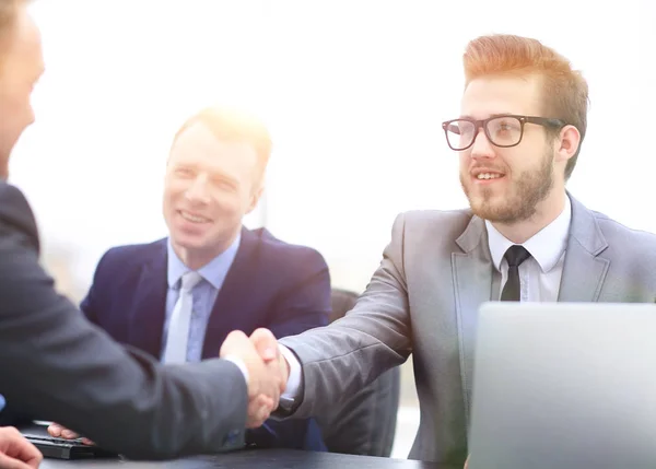 Närbild. handslag Manager och klienten. — Stockfoto