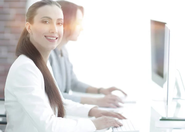 Empregado da empresa que trabalha no seu local de trabalho — Fotografia de Stock