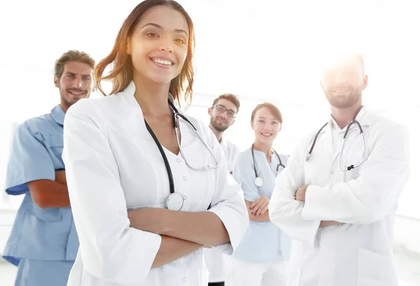 Attraktiva kvinnliga läkare med medicinska stetoskop framför mig — Stockfoto