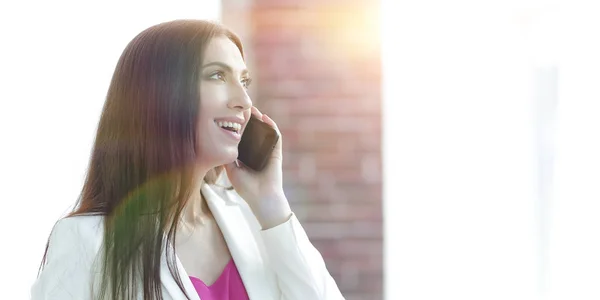 Succesvolle vrouw praten op mobiele telefoon — Stockfoto