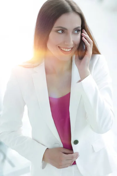 Beszélő smartphone üzleti lady — Stock Fotó