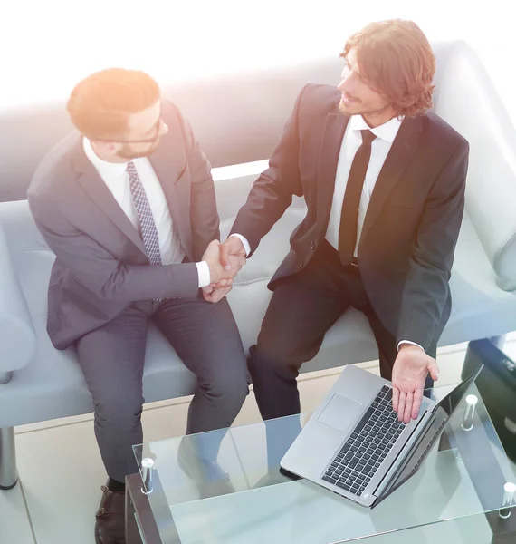 Handshake Manager und der Kunde. — Stockfoto