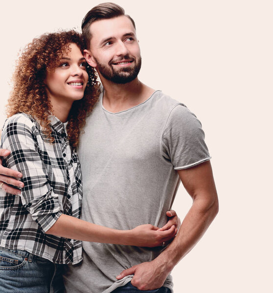 портрет улыбающейся молодой пары.