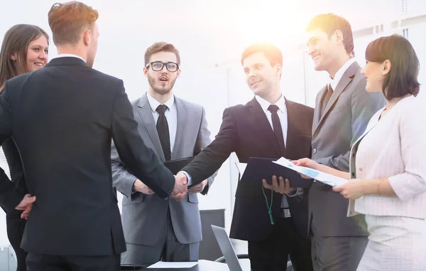 Geschäftspartner vor Geschäftstreffen per Handschlag — Stockfoto