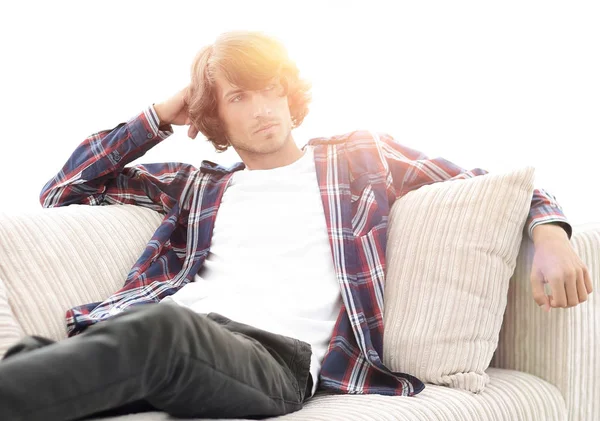 소파에 앉아 심각한 현대 남자 — 스톡 사진
