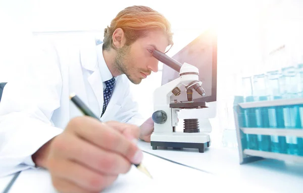 Επιστήμονας κάνει μια σημείωση πειράματος στο εργαστήριο — Φωτογραφία Αρχείου