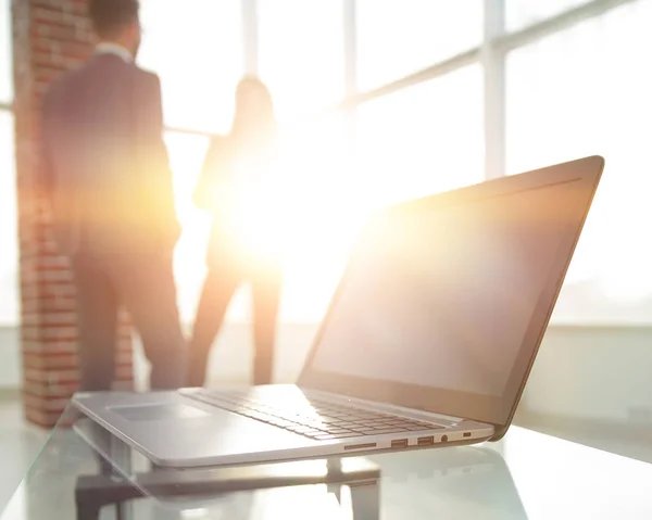 Mesa de espaço de trabalho funciona no escritório com um computador — Fotografia de Stock