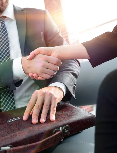 Hombre de negocios estrechando la mano para sellar un trato con su compañero —  Fotos de Stock