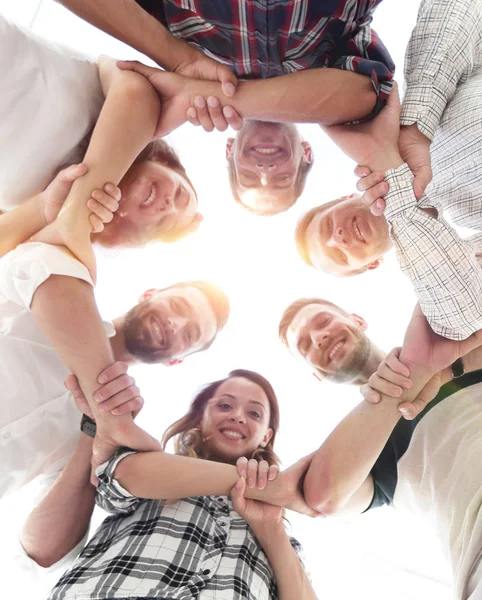 Equipe de negócios segurando as mãos uns dos outros — Fotografia de Stock