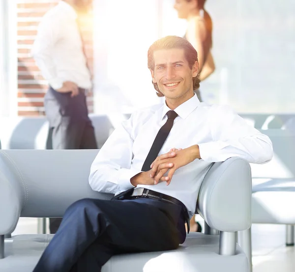 Χαμογελώντας επιχειρηματία που κάθεται στην καρέκλα του γραφείου — Φωτογραφία Αρχείου