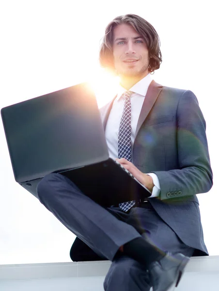 Primo piano. Uomo d'affari di successo che lavora su un computer portatile — Foto Stock