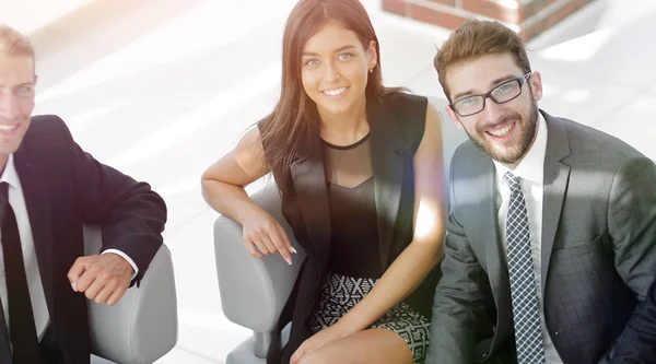 オフィスのロビーで座っているビジネスの成功チームの肖像画 — ストック写真
