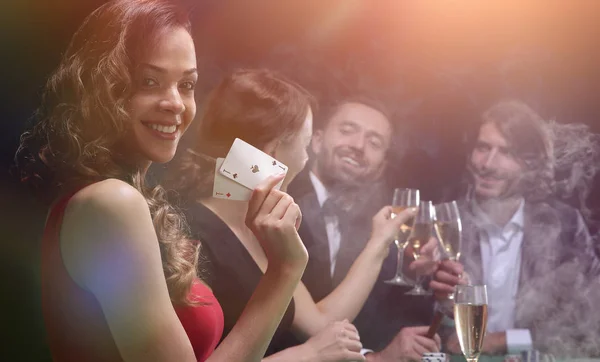 Grupo adulto comemorando amigo ganhar blackjack — Fotografia de Stock