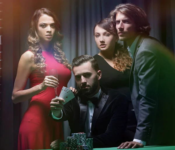 Gruppe der Erwachsenen feiert einen Sieg ihrer Freunde im Poker — Stockfoto