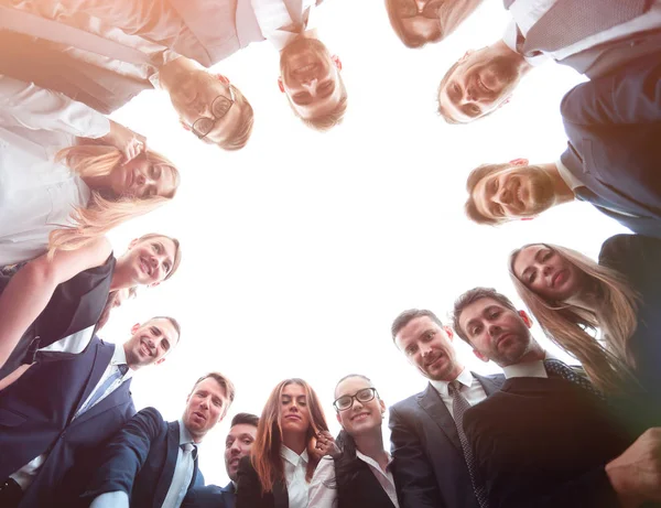 Konzept der Teambildung. Business-Team, das einen Kreis bildet — Stockfoto