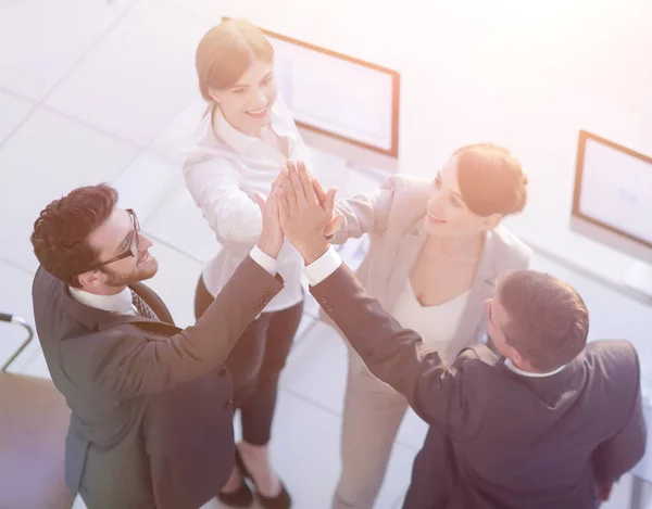 Equipe de negócios bem sucedida dando uns aos outros um high-five, de pé no escritório — Fotografia de Stock