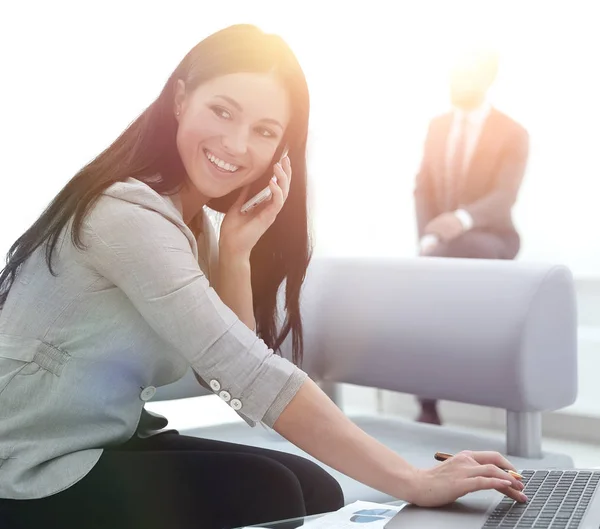 Assistent van de vrouw op haar werkplek. — Stockfoto