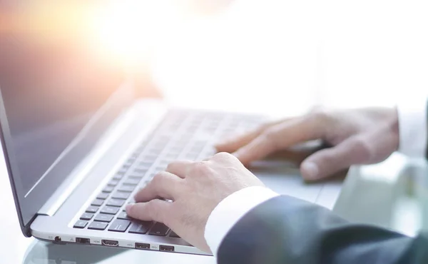 Primer plano del hombre de negocios escribiendo en el ordenador portátil . — Foto de Stock