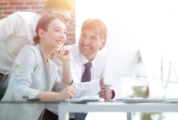 Equipe de negócios discutindo informações sentadas na mesa — Fotografia de Stock