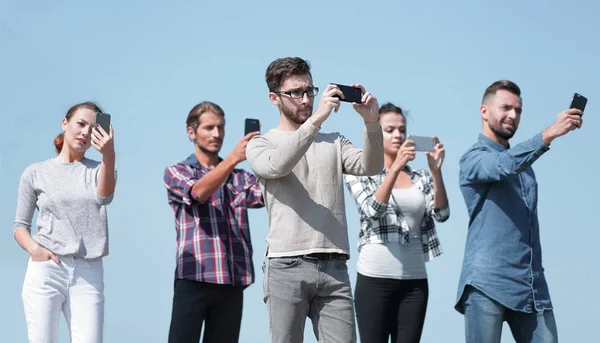Csapat sikeres fiatal emberek, hogy selfie — Stock Fotó