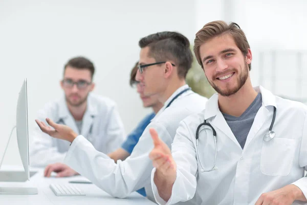 Guapo maduro médico masculino sonriendo a la cámara — Foto de Stock