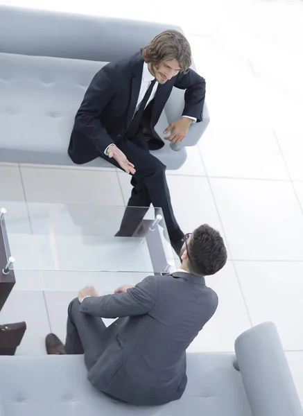 Dos empresarios discutiendo en el lugar de trabajo —  Fotos de Stock