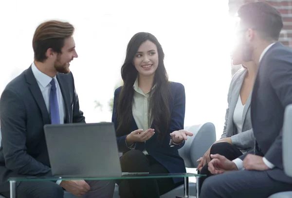 Puesta en marcha de la empresa, las mujeres lideran la nueva empresa de auto-confianza — Foto de Stock